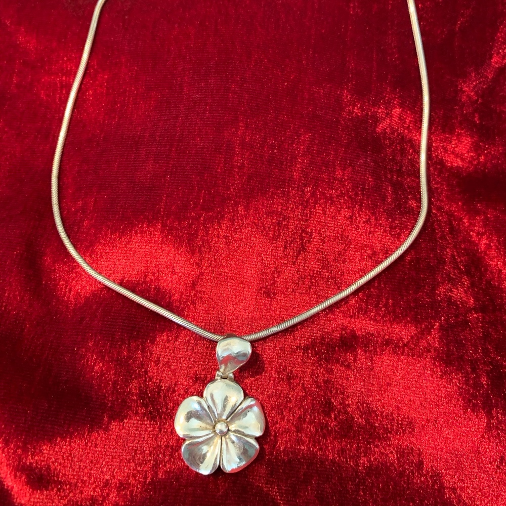 Silver flower pendent 18 inch necklace